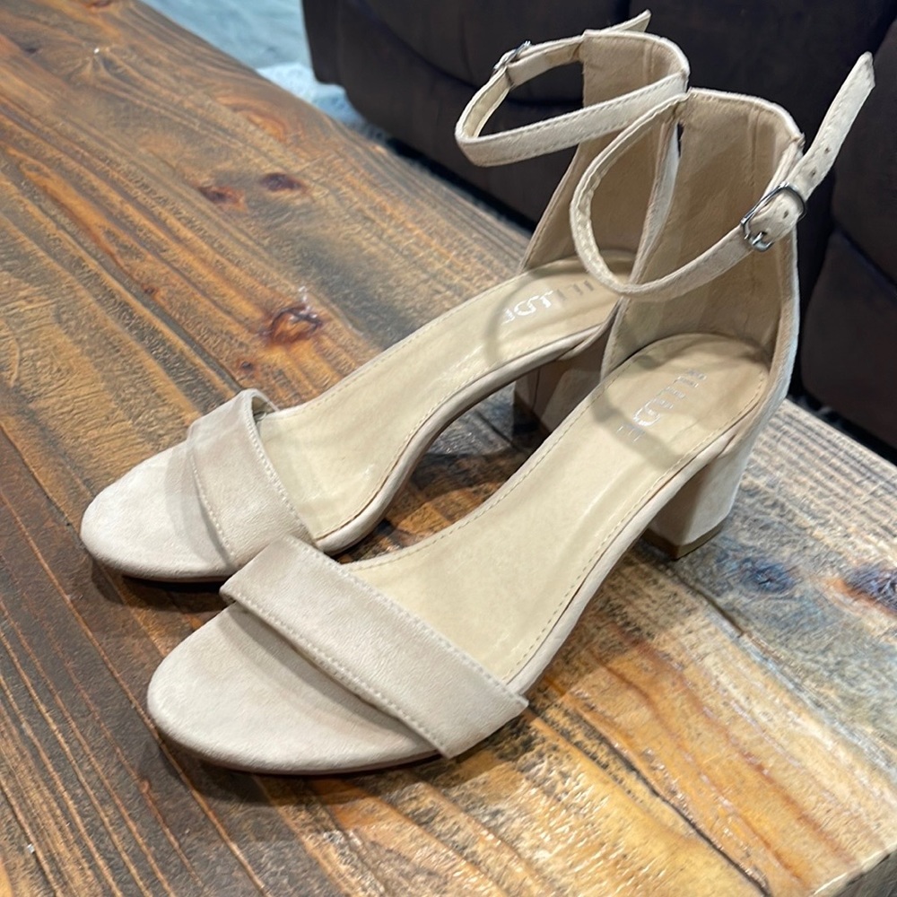 Block Heel Sandals Size 8.5 Beige vegan suede 2.5 inch with kitten heel